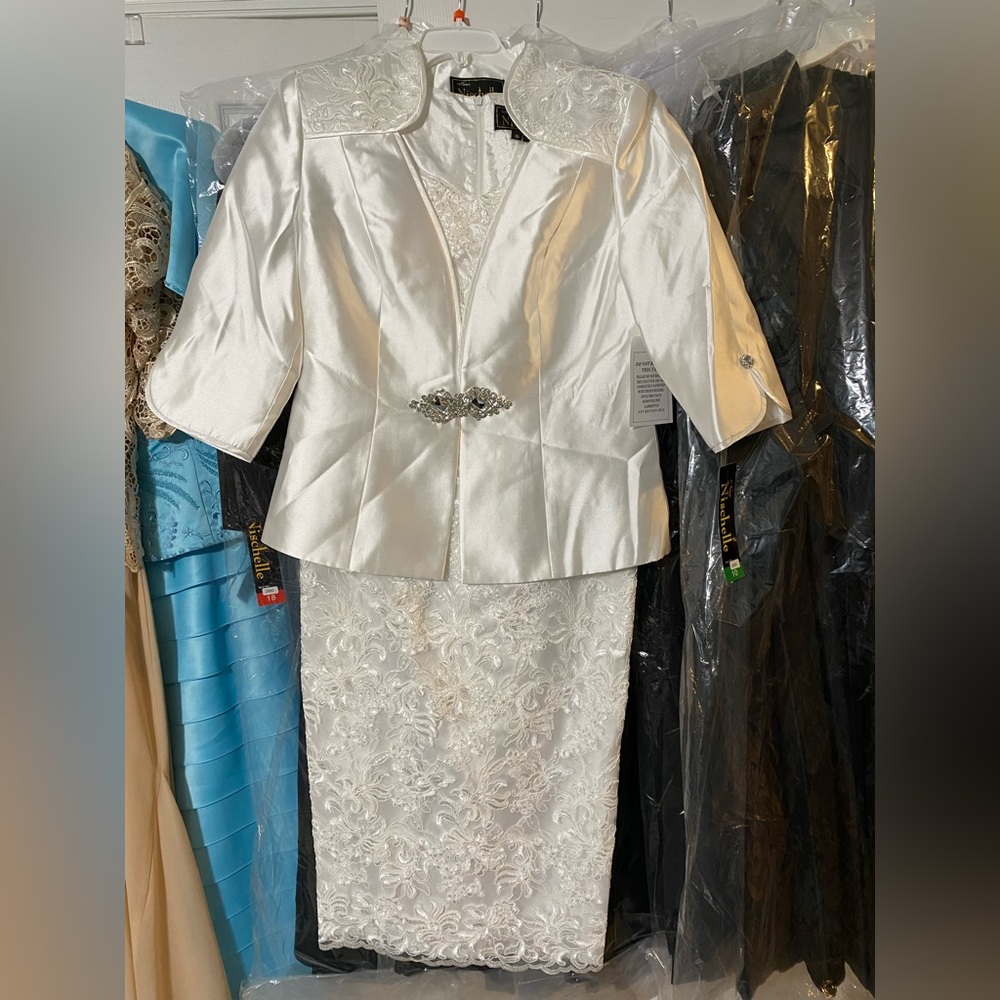 Nina Nischelle New with tags style 2820 in white ivory